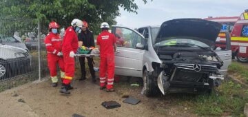Unul dintre șoferi a fost preluat pe targă