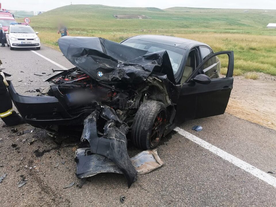 Doi tineri răniți, după ciocnirea violentă a două mașini, la Ilișești