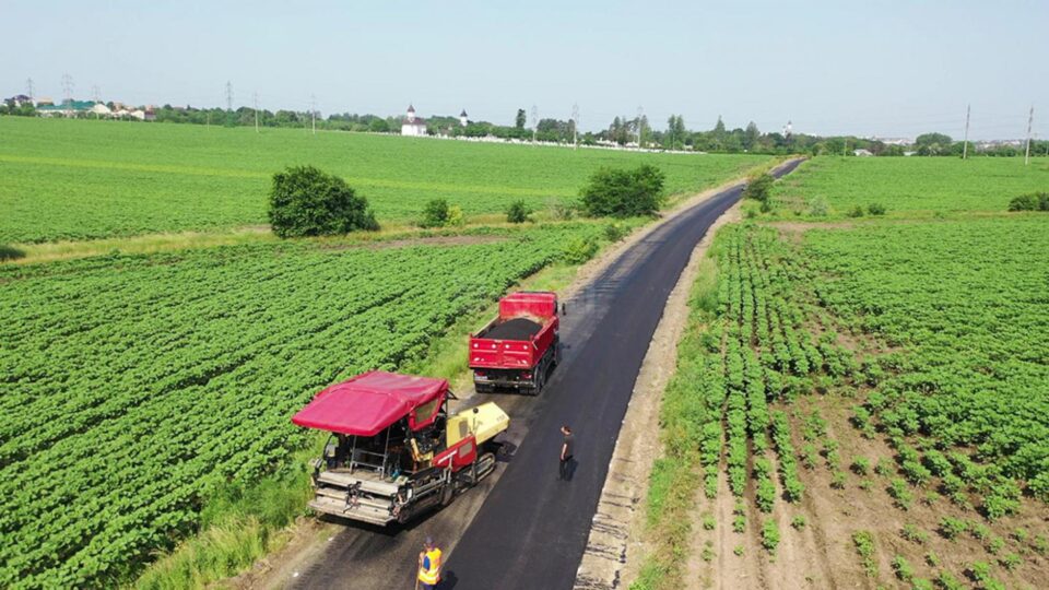 Strada Pimen Suceveanul - legătura între municipiul Suceava și satul Lisaura, modernizată, cu o suprafața carosabilă rezultată de 4.320 mp