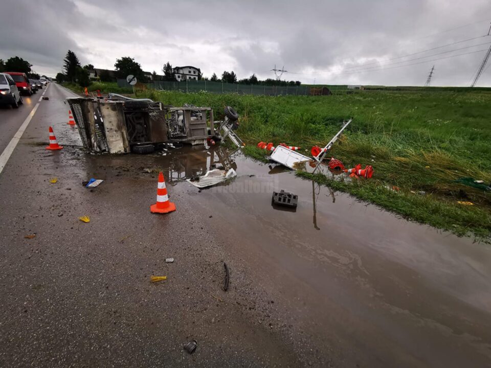 Remorca utilajului de la Marcaje rutiere