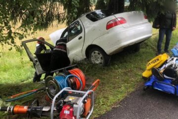 Șoferul a fost extras din mașină de pompierii militari