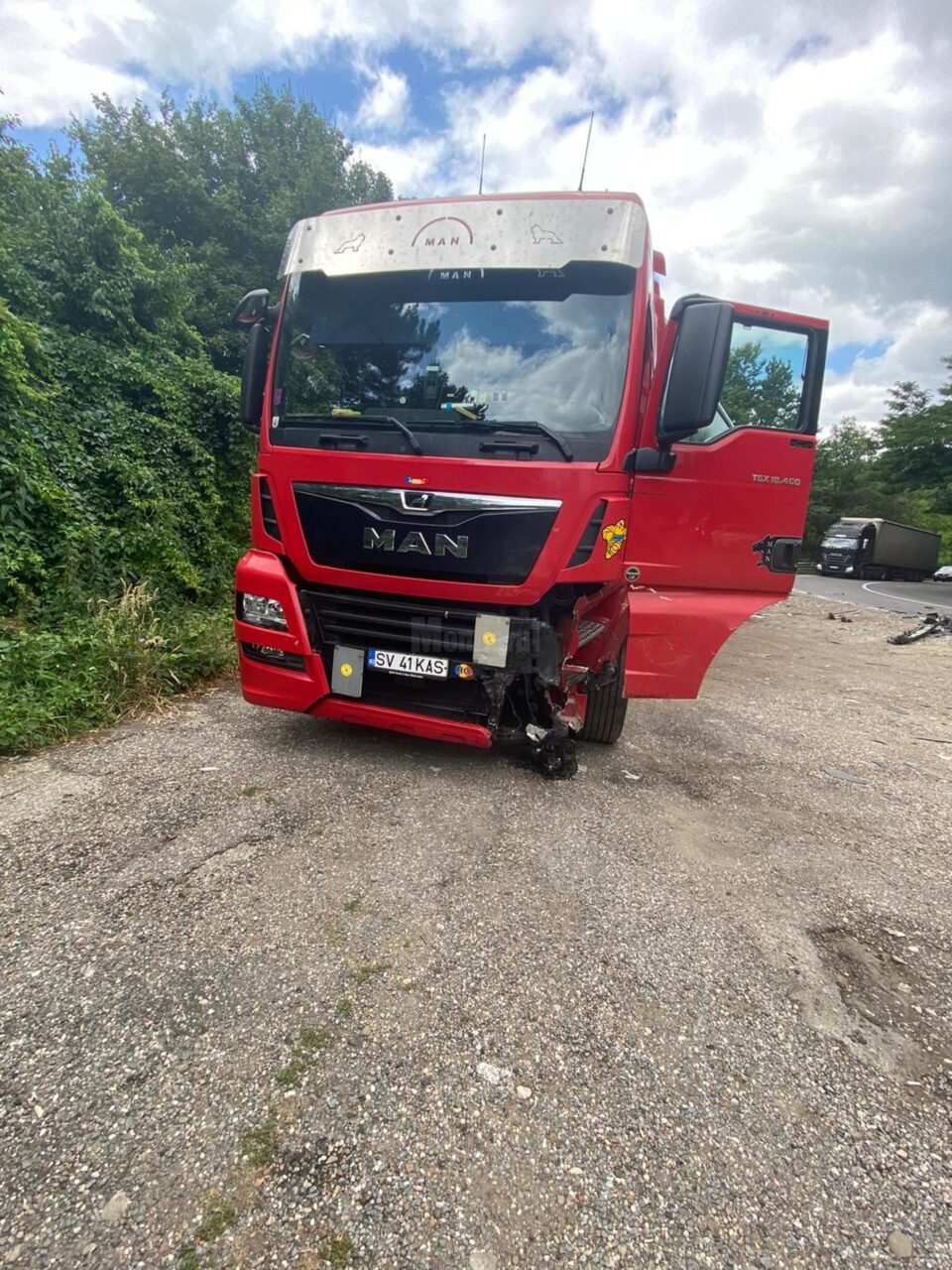 Un autoturism și un tir, ambele de Suceava, implicate într-un accident la Bacău