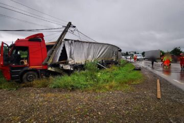 Vehiculul greu a ajuns într-un stâlp