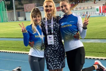 Antrenoarea Erzilia Țâmpău, încadrată de atletele Mădălina Sîrbu si Talida Sfarghiu