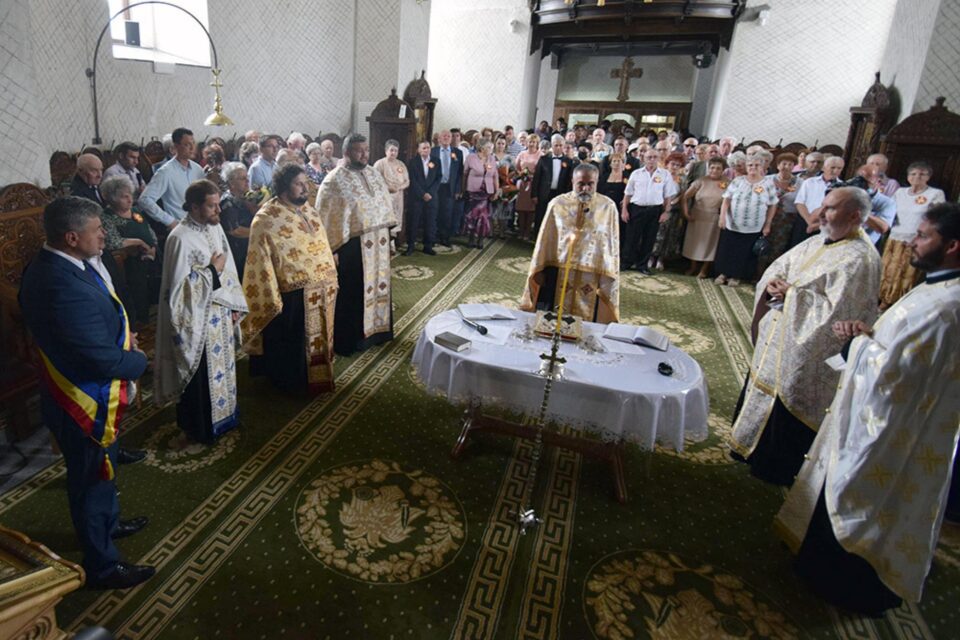 32 de cupluri au ajuns după 50 de ani în fața Sfântului Altar pentru a sărbători „Nunta de Aur” 32 de cupluri au ajuns după 50 de ani în fața Sfântului Altar pentru a sărbători „Nunta de Aur”