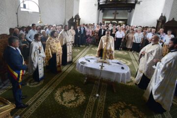 32 de cupluri au ajuns după 50 de ani în fața Sfântului Altar pentru a sărbători „Nunta de Aur”