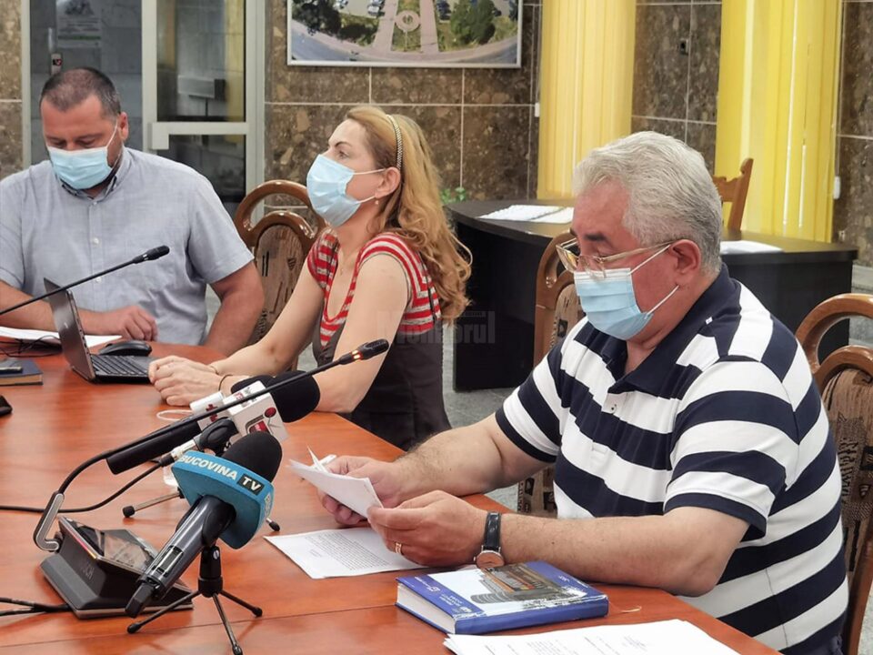 Primarul Ion Lungu, alături de doi dintre principalii șefi de servicii din Primărie implicați în funcționarea programului APLICAT - Gabriela Potorac și Dan Dura Primarul Ion Lungu, alături de doi dintre principalii șefi de servicii din Primărie implicați în funcționarea programului APLICAT - Gabriela Potorac și Dan Dura