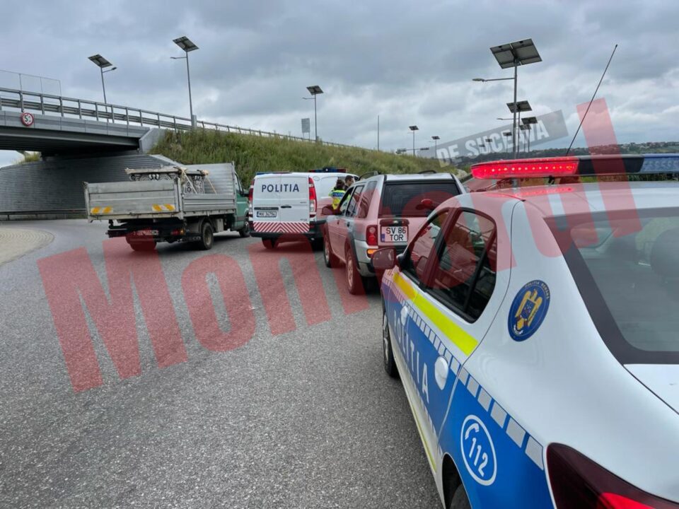 Autoturismul în care era transportată carnea de mistreț, flancat de doua autospeciale de poliție