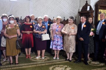 32 de cupluri au ajuns după 50 de ani în fața Sfântului Altar pentru a sărbători „Nunta de Aur”