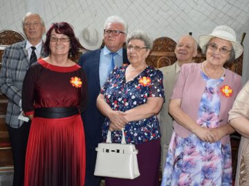 32 de cupluri au ajuns după 50 de ani în fața Sfântului Altar pentru a sărbători „Nunta de Aur”