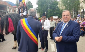 Parada portului popular a fost întâmpinată de președintele Consiliului Județean Suceava, Gheorghe Flutur și primarul municipiului, Mihăiță Negură 2