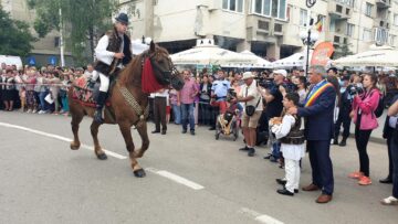 Parada portului popular a fost întâmpinată de președintele Consiliului Județean Suceava, Gheorghe Flutur și primarul municipiului, Mihăiță Negură 3