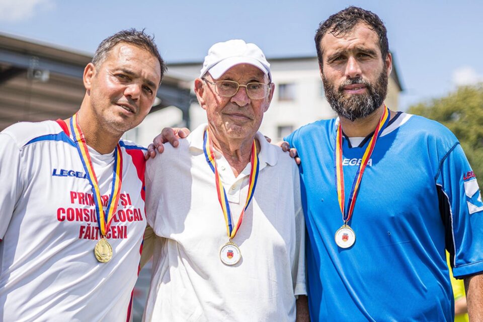 Profesorul Cornel Anton, încadrat de foștii săi elevi Constantin Schumacher și Vasile Maftei. Foto Codrin Anton (Fotosport) Profesorul Cornel Anton, încadrat de foștii săi elevi Constantin Schumacher și Vasile Maftei. Foto Codrin Anton (Fotosport)