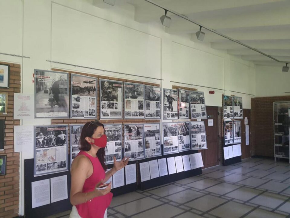 Conf. univ. dr. Raluca Dimian, la vernisajul expoziției despre Zidul Berlinului