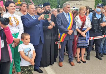 Parada portului popular a fost întâmpinată de președintele Consiliului Județean Suceava, Gheorghe Flutur și primarul municipiului, Mihăiță Negură