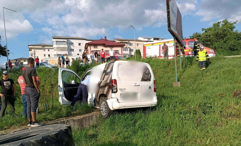 Mașina în care era tânărul căruia i s-a făcut rău
