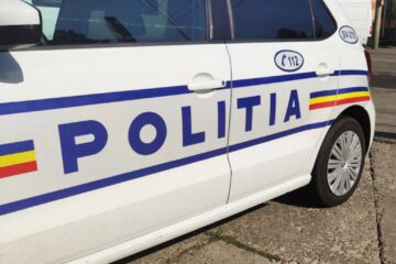 Un tânăr de 18 ani, pe motocicletă, a fugit de poliție până ce a ieșit în decor