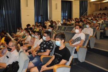 Participanți la olimpiadă, la festivitatea de deschidere