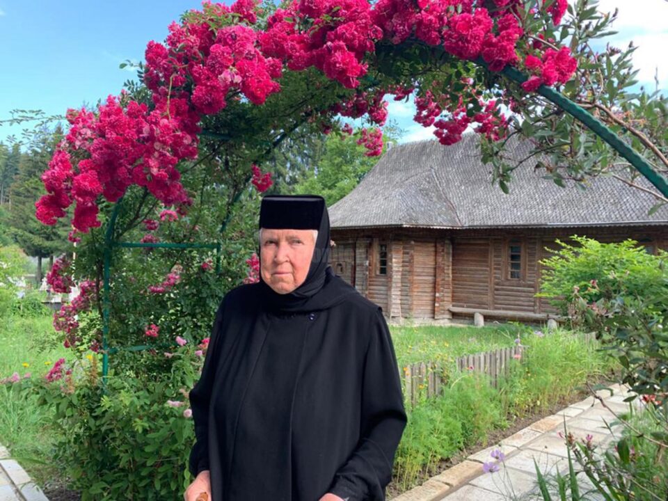 Stavrofora Irina Pântescu, întemeietoarea vieții monahale la Voroneț, și stavrofora dr. Gabriela Platon, stareța Voronețului, în zi de sărbătoare, sub ocrotirea Sf. Pantelimon