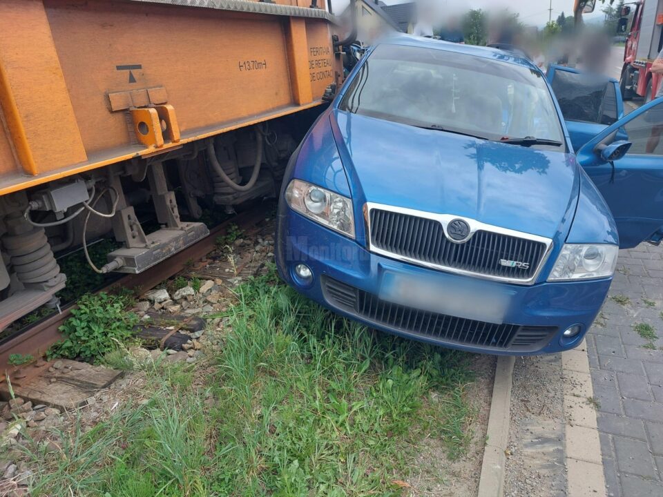 Două persoane au scăpat nevătămate după ce mașina cu care circulau a fost lovită de trenul Suceava - Putna