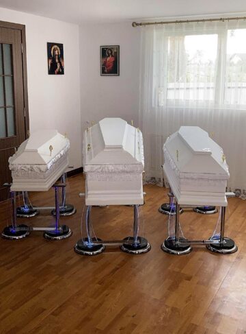 Mama și cei doi îngerași ai familiei Huluță, aduși acasă, la Suceava, pentru ultimul drum 1