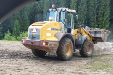 Resturi din construcții, aruncate sub o pădure din Putna. Foto: Cristi Crețu
