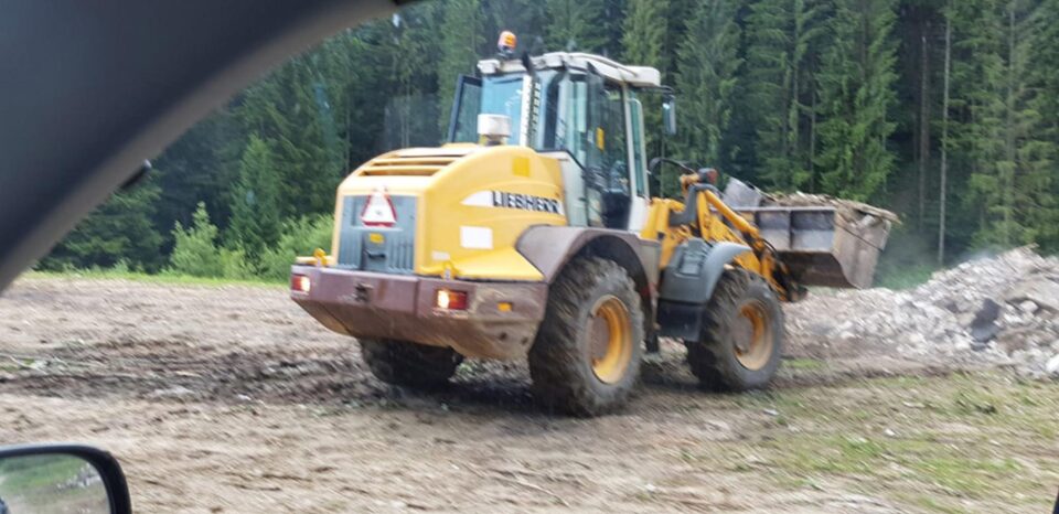 Resturi din construcții, aruncate sub o pădure din Putna. Foto: Cristi Crețu