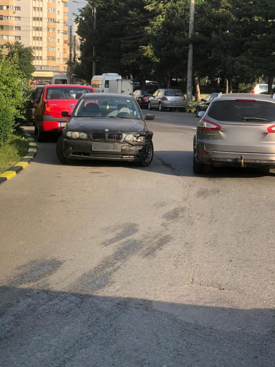 Locul accidentului și BMW-ul care circula pe contrasens