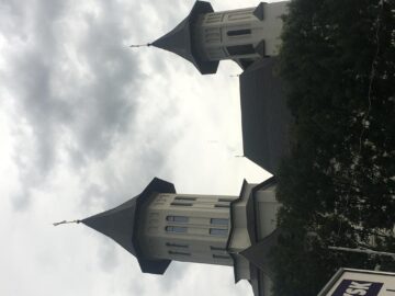 Nici crucea de pe turnul cel mai înlăturat de la Catedrala Învierea Domnului nu a rămas neafectată de vânt