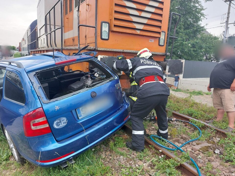 Mașina lovită de trenul Suceava - Putna