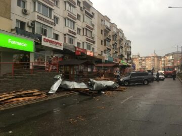 Mai multe mașini au fost avariate la Fălticeni după ce o șarpantă a fost smulsă de vânt