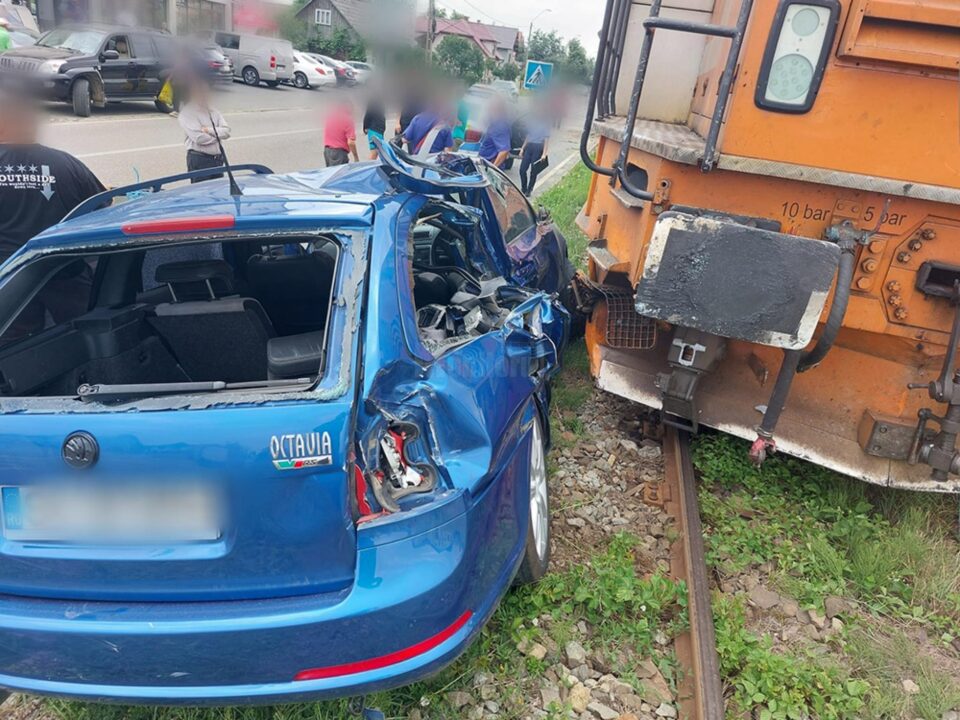 Mașina lovită de trenul Suceava - Putna
