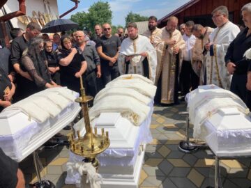 Cei trei membri ai familiei Huluță - Ionela ( 34ani), Darius ( 7 ani) și Georgiana ( 3 luni), conduși pe ultimul drum, cu multă durere și lacrimi, de familie, prieteni și cunoscuți