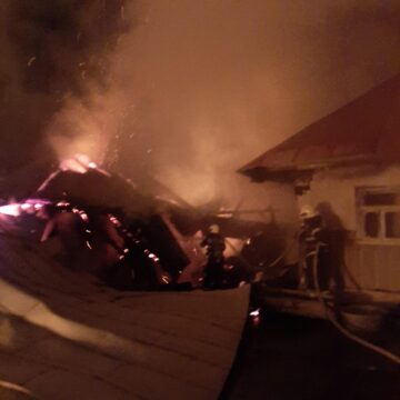 Incendiu puternic, cu două case în pericol, în miez de noapte
