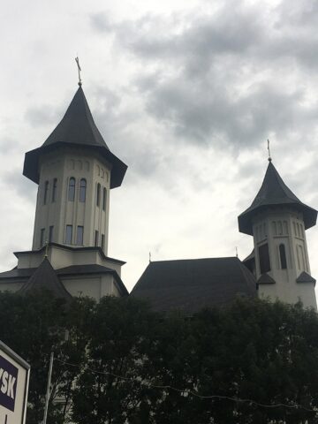 Nici crucea de pe turnul de la Catedrala Învierea Domnului nu a rămas neafectată de vânt