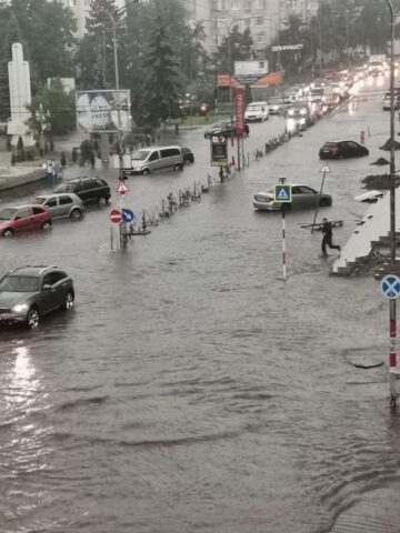 Străzi inundate