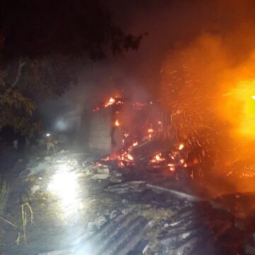 Incendiu puternic, cu două case în pericol, în miez de noapte