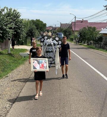 Cortegiul funerar care i-a petrecut pe cei trei membri ai familiei Huluță pe ultimul drum