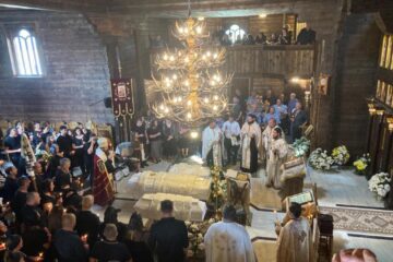 La biserica, slujba religioasă a fost oficiată de șapte preoți, în frunte cu Preasfințitul Damaschin Dorneanul, Episcop-Vicar al Arhiepiscopiei Sucevei și Rădăuților