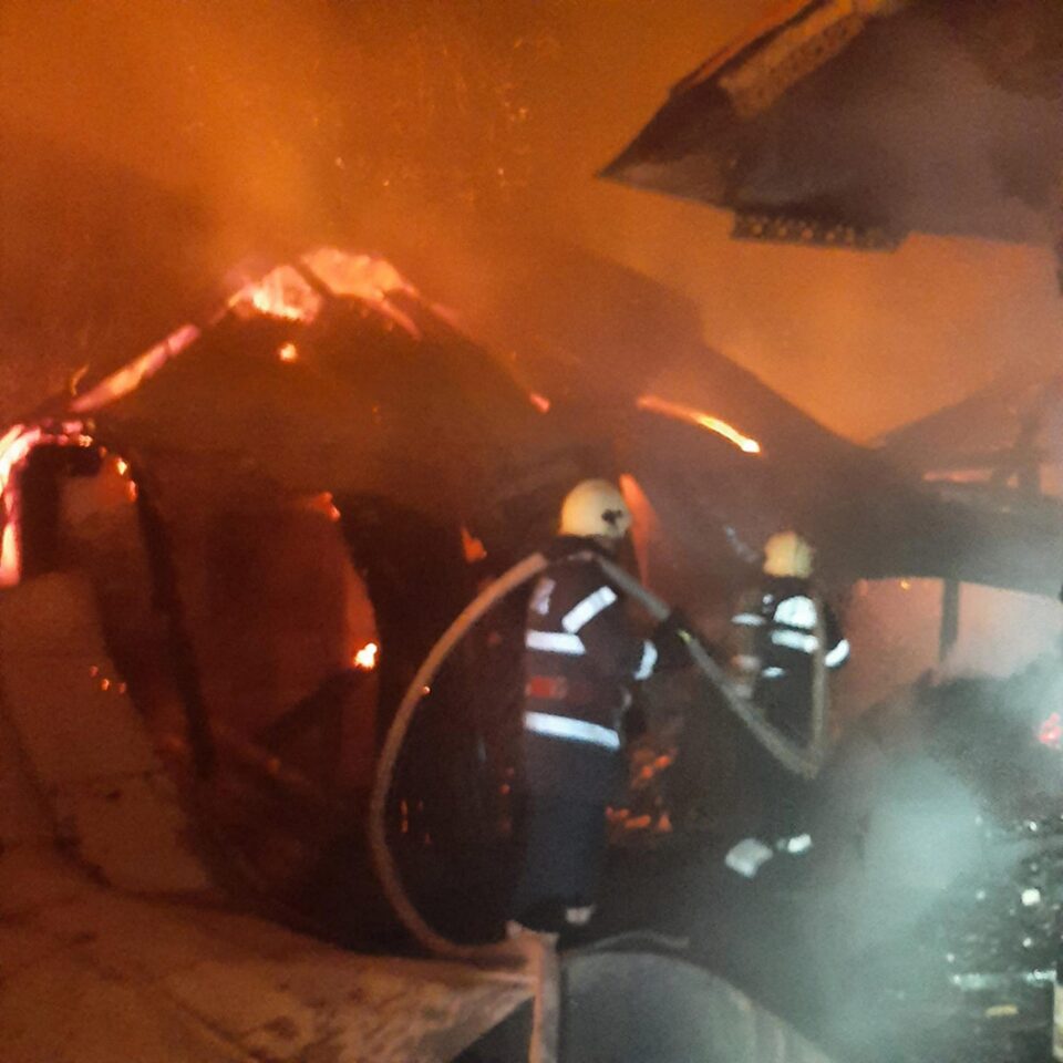 Incendiu puternic, cu două case în pericol, în miez de noapte