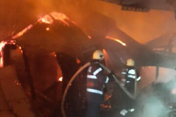 Incendiu puternic, cu două case în pericol, în miez de noapte