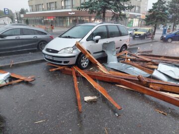 Mașini distruse de șarpantă la Fălticeni FOTO Mihai Tudosă