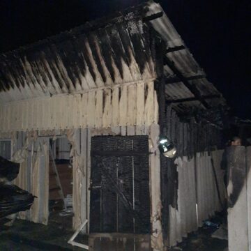 Incendiu puternic, cu două case în pericol, în miez de noapte