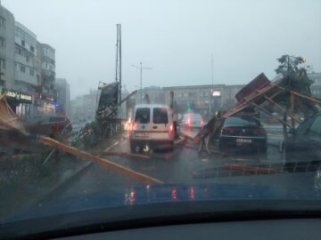 Mașini distruse de șarpantă la Fălticeni FOTO Mihai Tudosă