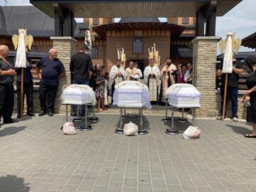 Cei trei membri ai familiei Huluță - Ionela (34 de ani), Darius (7 ani) și Georgiana (3 luni), conduși pe ultimul drum, cu multă durere și lacrimi, de familie, prieteni și cunoscuți