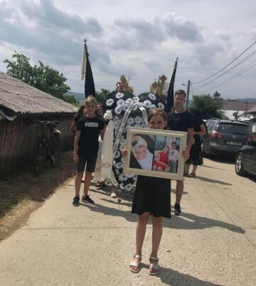 Cortegiul funerar care i-a petrecut pe cei trei membri ai familiei Huluță pe ultimul drum