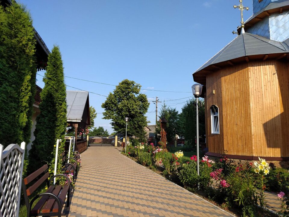 Biserica „Pogorârea Sfântului Duh” din Bogdănești