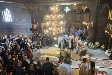 La biserică, slujba religioasă a fost oficiată de șapte preoți, în frunte cu Preasfințitul Damaschin Dorneanul, Episcop-Vicar al Arhiepiscopiei Sucevei și Rădăuților