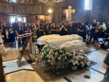 Cei trei membri ai familiei Huluță - Ionela (34 de ani), Darius (7 ani) și Georgiana (3 luni), conduși pe ultimul drum, cu multă durere și lacrimi, de familie, prieteni și cunoscuți
