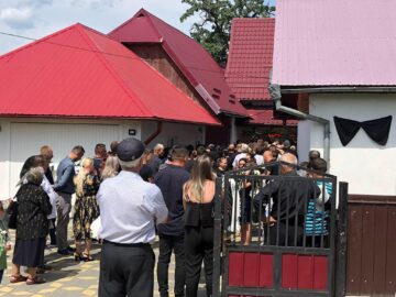Mulțime de oameni, la casa părinților Ionelei, de unde cei trei membri ai familiei Huluță au fost conduși pe ultimul drum